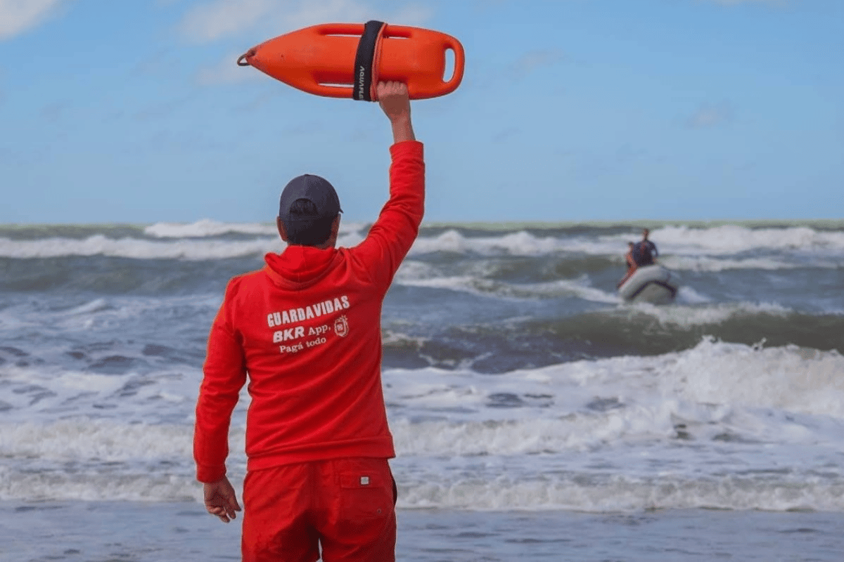 Rescataron a un turista que se ahogaba a 600 metros de la orilla en Mar del Plata