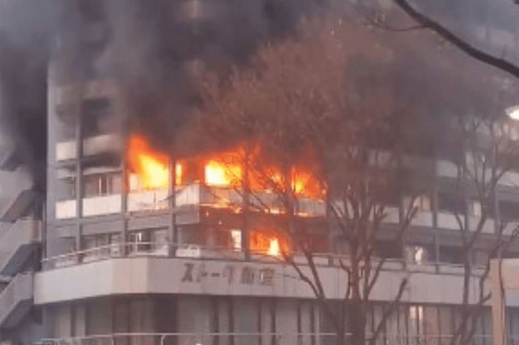 Video: al menos 7 heridos tras un voraz incendio  en un edificio de 12 pisos en Tokio