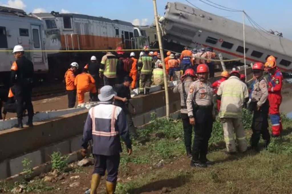 Choque de trenes en Indonesia: al menos 3 muertos y 28 personas heridas