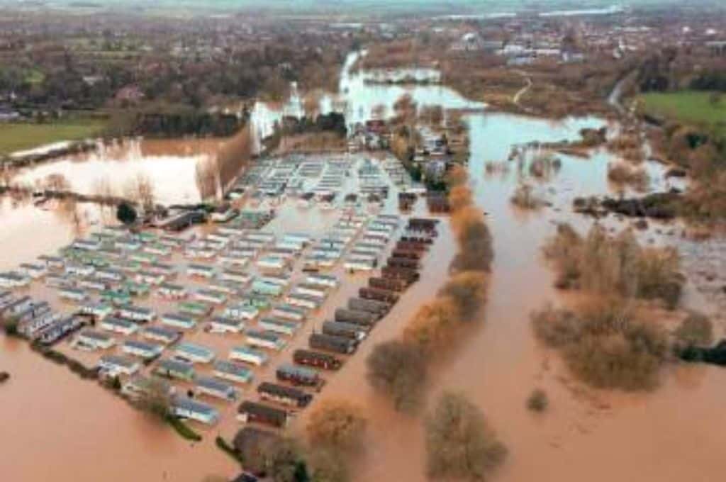 Suspenden los trenes y evacúan hogares tras las inundaciones que provocó la tormenta Henk en Inglaterra