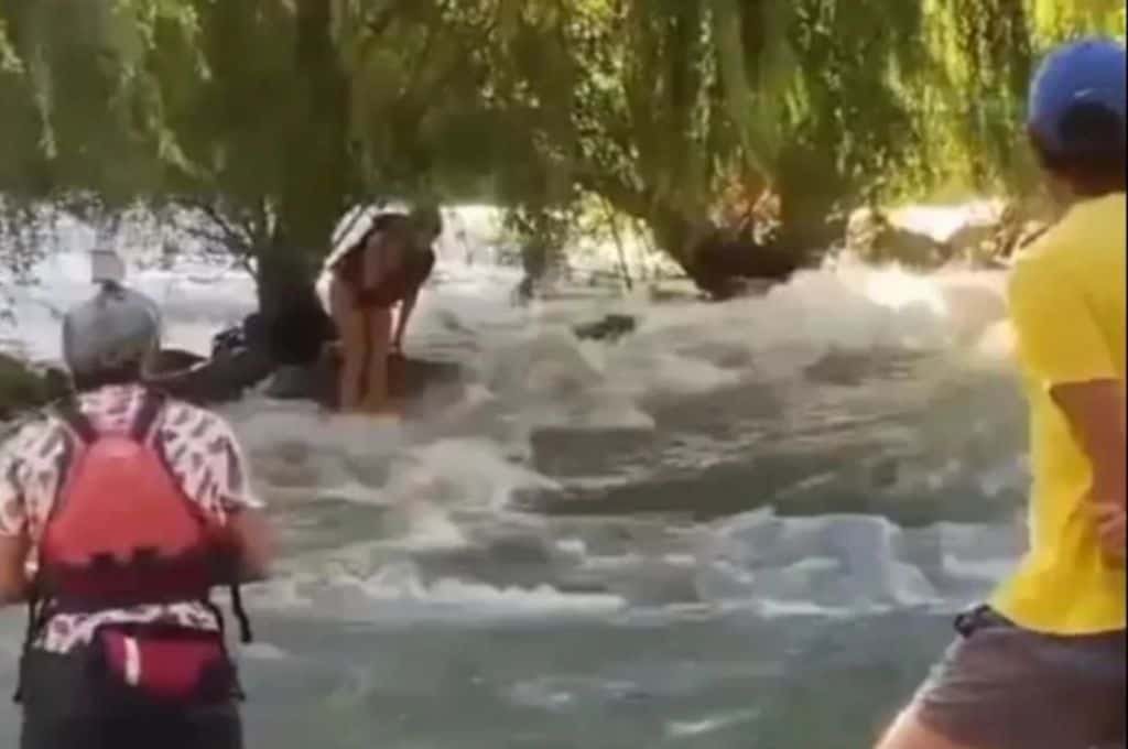 Dramático rescate: así sacaron a una turista que cayó al río Atuel mientras hacía rafting