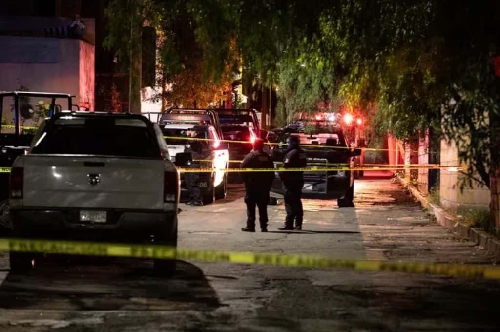 Horror en México: hallaron el cuerpo descuartizado de una mujer con un mensaje narco en la vía pública