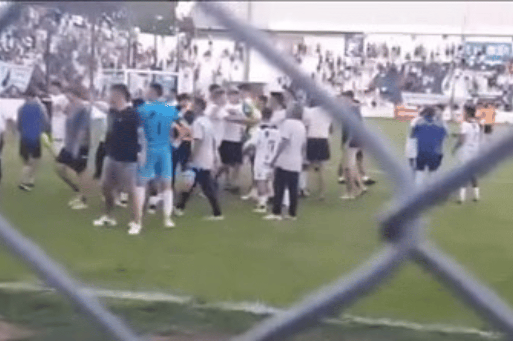 Video: un partido de fútbol en Córdoba terminó a las piñas entre hinchas y jugadores