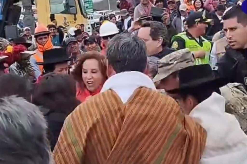 Insultaron y agredieron a Dina Boluarte, presidenta de Perú, durante un acto en Ayacucho