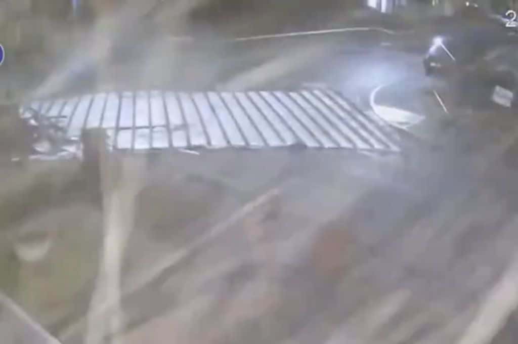 ¡Un Milagro!: un automovilista manejaba durante una tormenta y casi le cae un techo encima