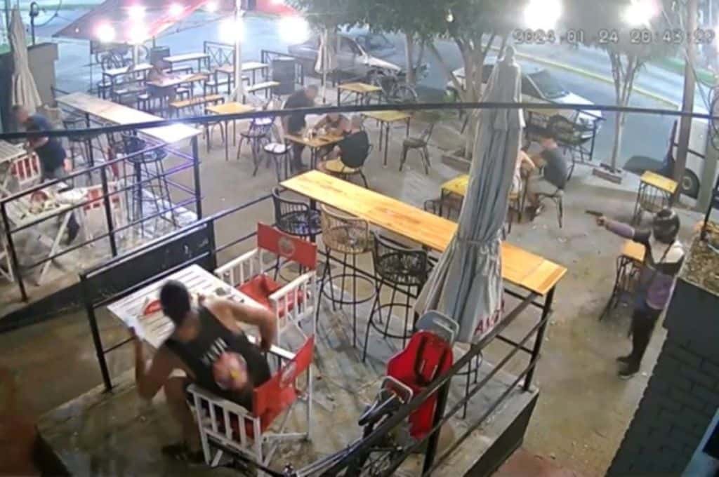 Pánico en un bar rosarino: llegó en moto, dejó un nota e intentó disparar contra los clientes