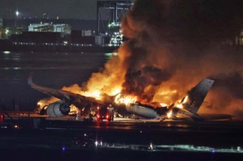 Incendio en el aeropuerto de Tokio: un avión de Japan Airlines chocó contra una aeronave militar