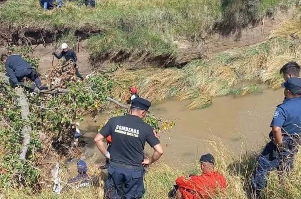 Buenos Aires: buscan a un nene de 8 años que arreaba vacas con su prima y fue arrastrado por la corriente en un arroyo