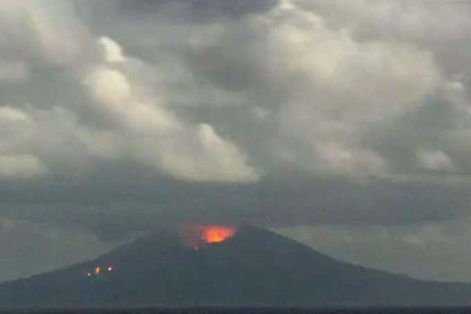 El volcán Otake entró en erupción en Japón