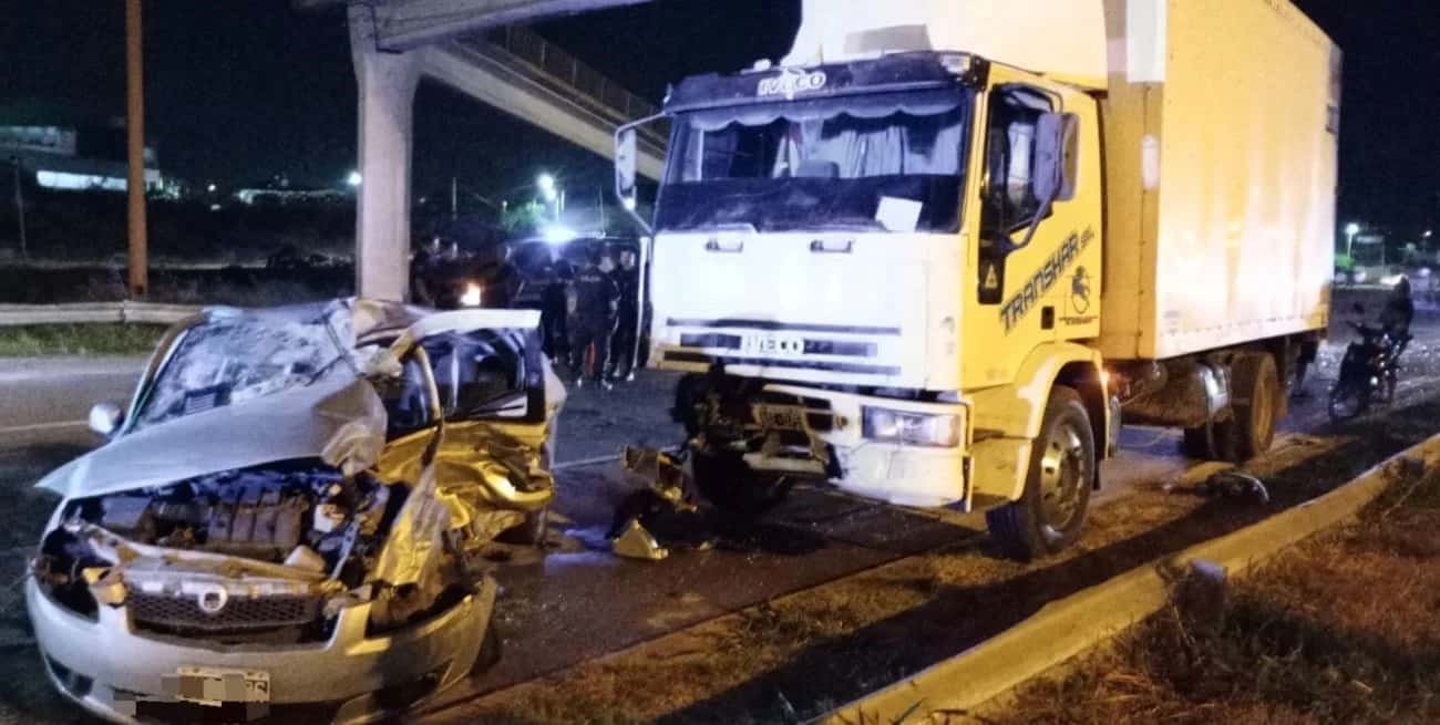 Un camión y un auto protagonizaron un fuerte choque en Circunvalación dejó tres heridos