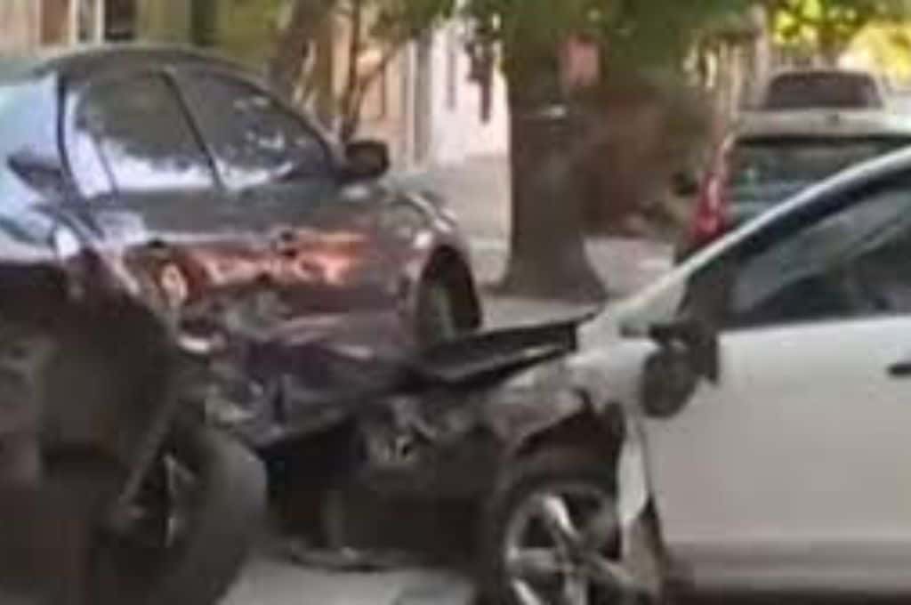 Un conductor borracho chocó un auto estacionado y dijo que escapaba de una "viuda negra"