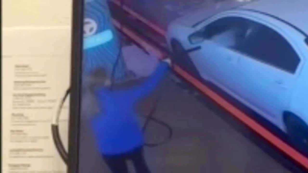 Video: adolescente roció con agua a un cliente en un lavadero de autos después de que le arrojará limonada