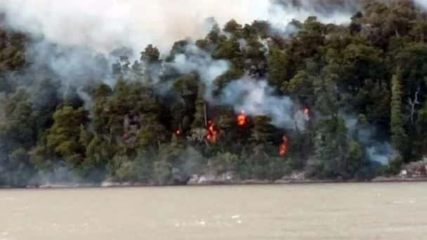 Un incendio forestal se desató en el Parque Nacional Nahuel Huapi y tapó de humo a Bariloche