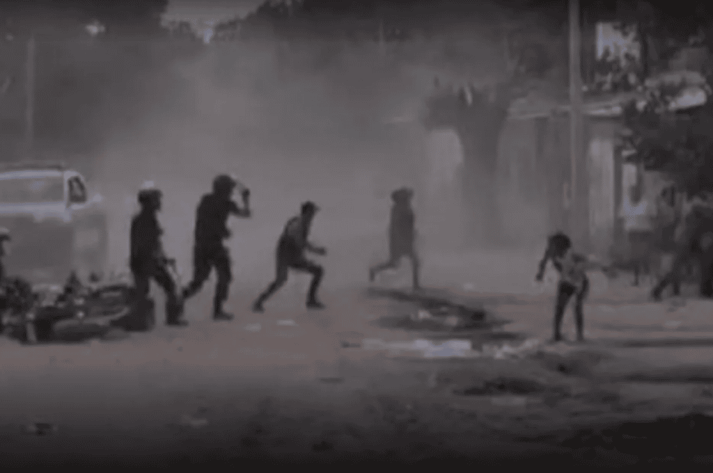 Video: le prendieron fuego la moto a un policía y se armó una batalla