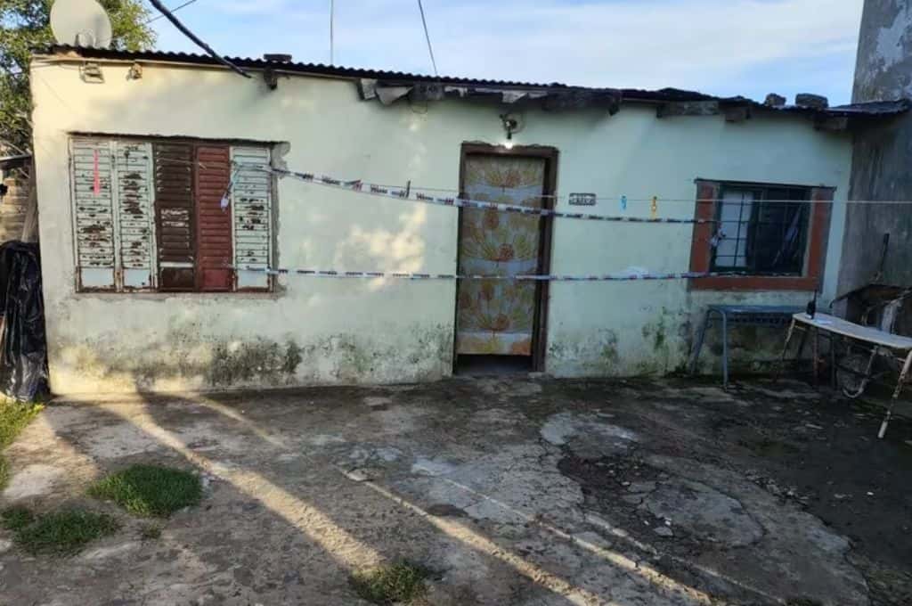 Brutal femicidio en Berisso: asesinó a puñaladas a su mujer frente a su hija y luego intentó suicidarse
