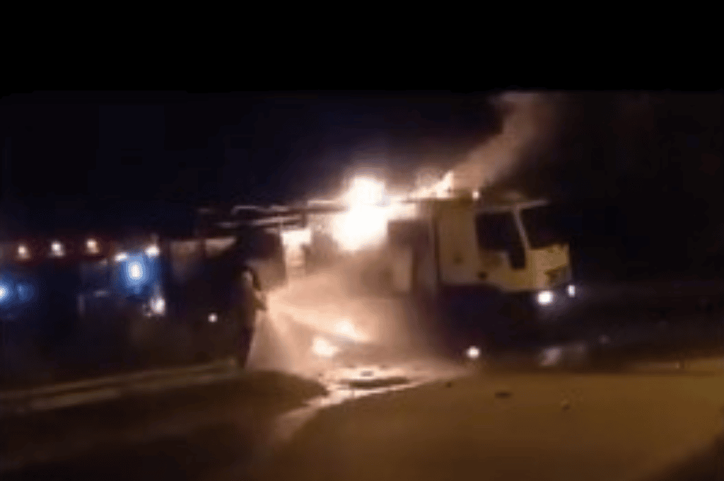 Un camión se prendió fuego mientras transitaba la ruta 12