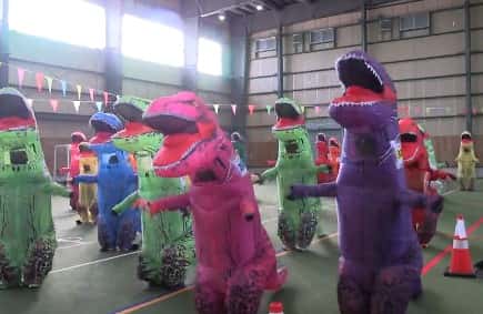 Video: “Tiranosaurios” compitieron en Japón en una divertida carrera que se volvió viral
