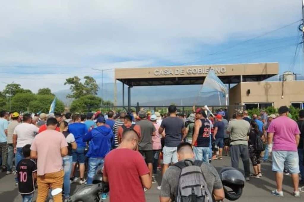 Incidentes en Catamarca: Policías tomaron la sede de Gobierno en reclamo de una suba salarial