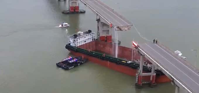 Un barco derribó parte de un puente en China y varios autos cayeron al agua: hay al menos dos muertos