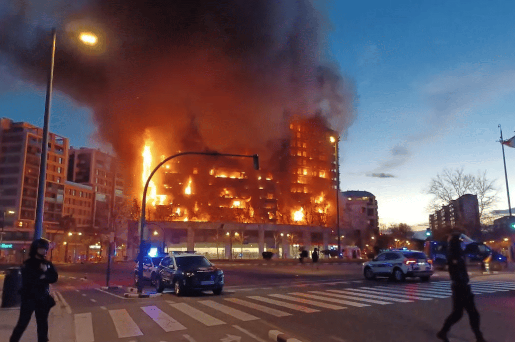 Impactante video: edificio en llamas por un gran incendio en Valencia