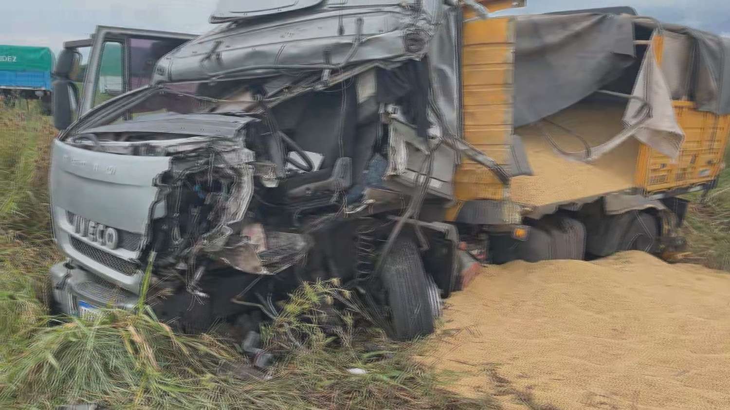 Ruta 33: un fuerte choque entre dos camiones dejó un hombre herido