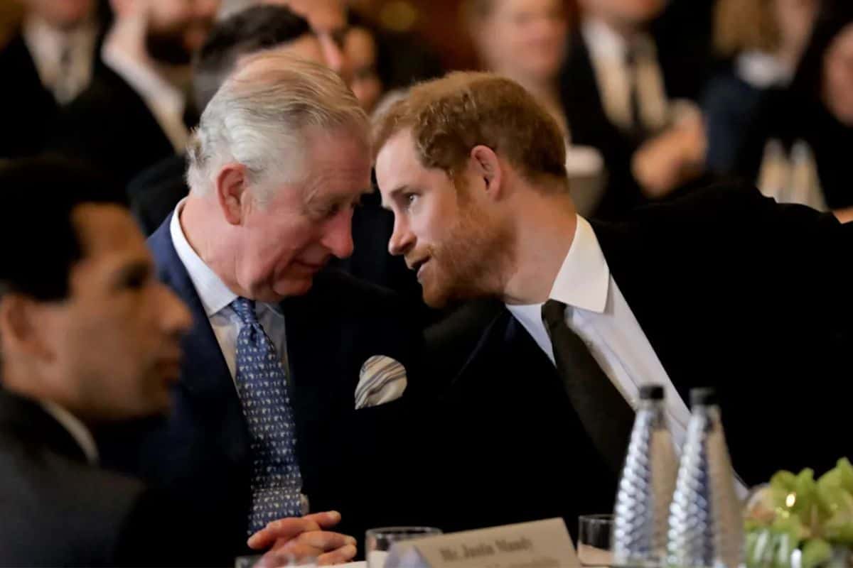 Por el estado de salud de Carlos III, el príncipe Harry vuelve a Reino Unido