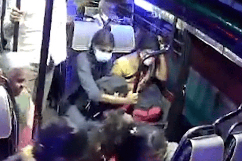 Video: un hombre salvó a una mujer de caerse de un colectivo en movimiento