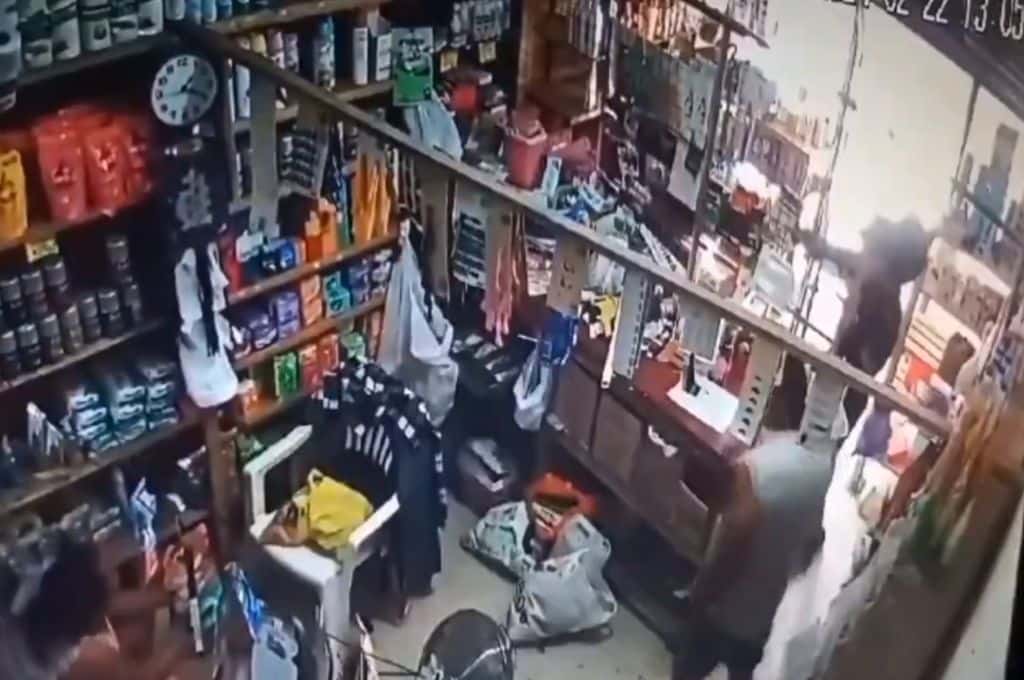 Video: entró a robar en un almacén, amenazó con un arma a una nena de cinco años y le disparó al comerciante
