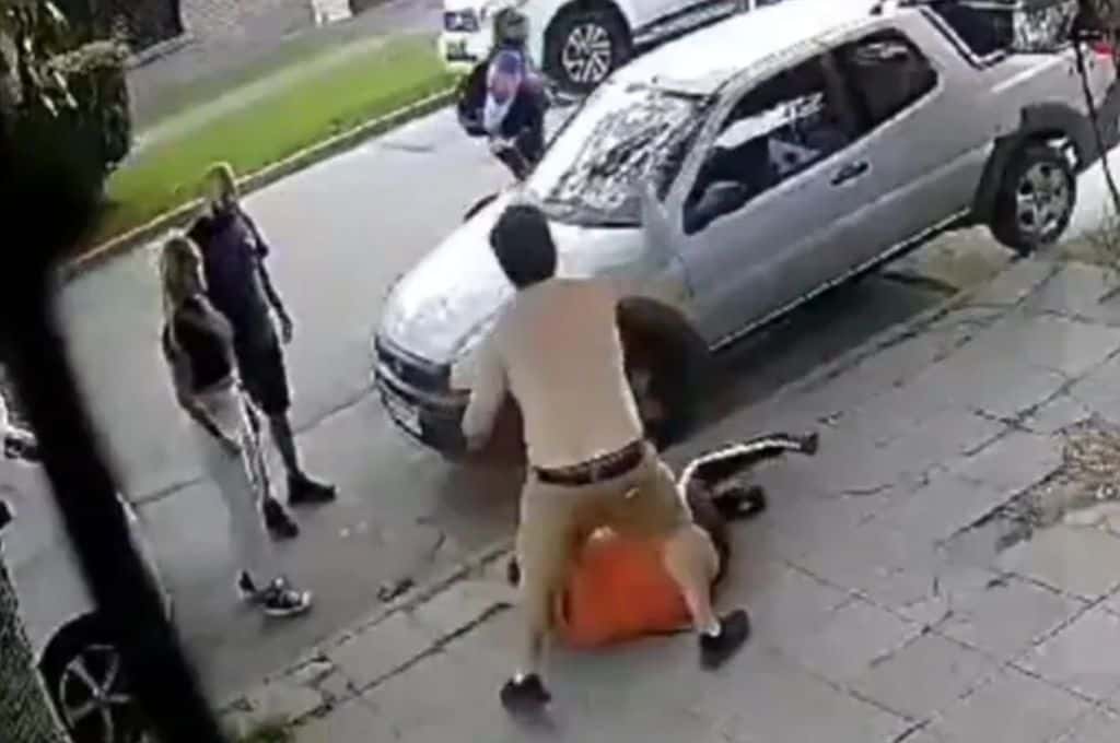 Vecinos atraparon a un ladrón, le dieron una paliza y lo entregaron a la policía