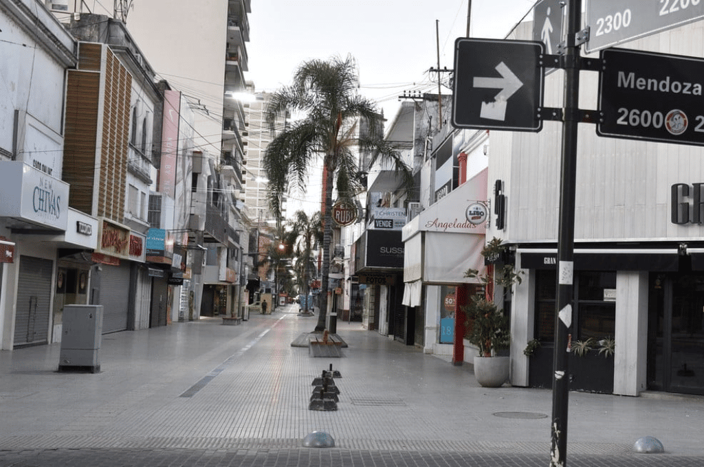 Peatonal San Martín: un principio de incendio y un bar atacado por un joven armado