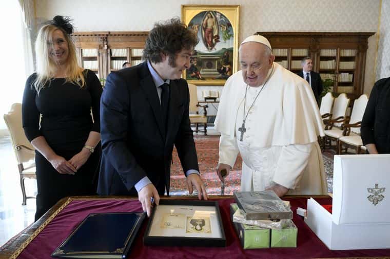 Milei fue recibido por el Papa Francisco en el Vaticano y le habló sobre su plan para salir de la crisis
