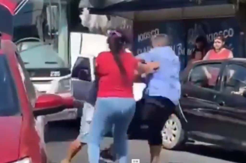Violenta discusión en Morón: el chofer de un colectivo se agarró a piñas con un automovilista