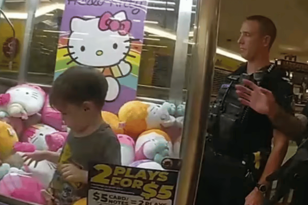 Video: un nene quedó atrapado en una máquina de peluches y lo tuvo que rescatar la policía