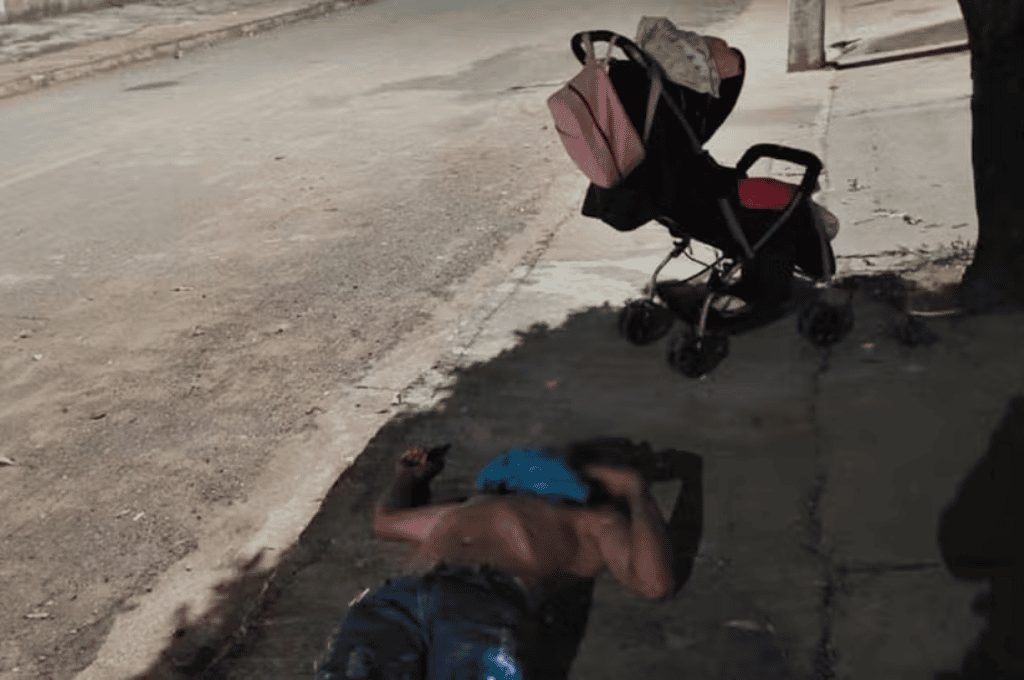 Insólito: un bebé de 4 meses fue encontrado junto a su padre borracho durmiendo en la calle