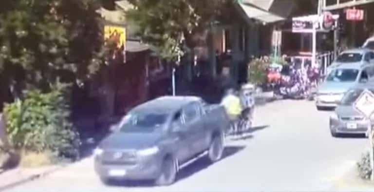Video: un policía golpeó a una pareja que circulaba en moto y provocó un accidente