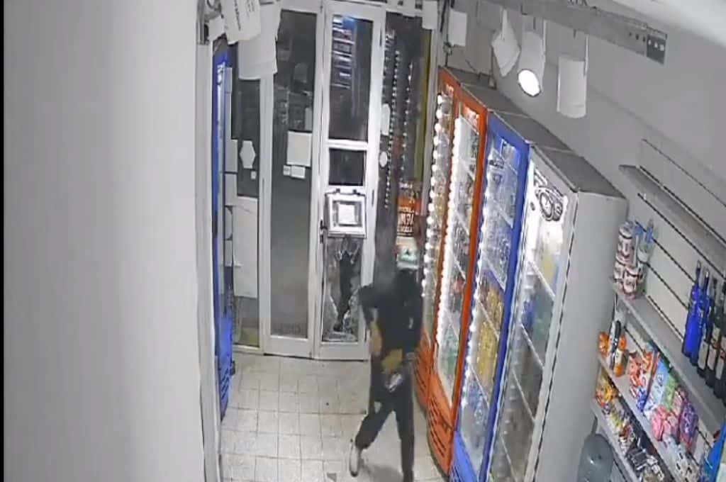 La Plata: delincuentes armados rompieron la puerta de un kiosco y robaron mercadería