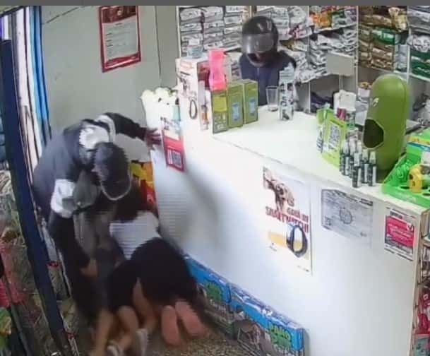 Video: delincuentes armados robaron un pet shop e hicieron un particular pedido antes de irse