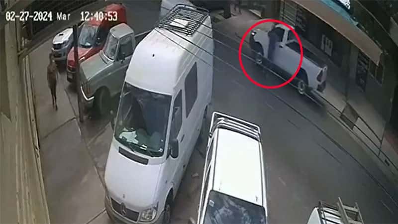 Video: un hombre se jugó la vida al "colgarse" de su camioneta para frustrar un robo