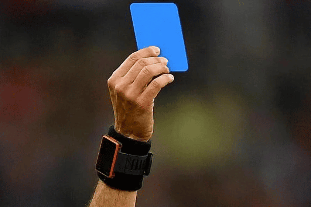 El fútbol analiza incorporar una tarjeta azul: para qué serviría