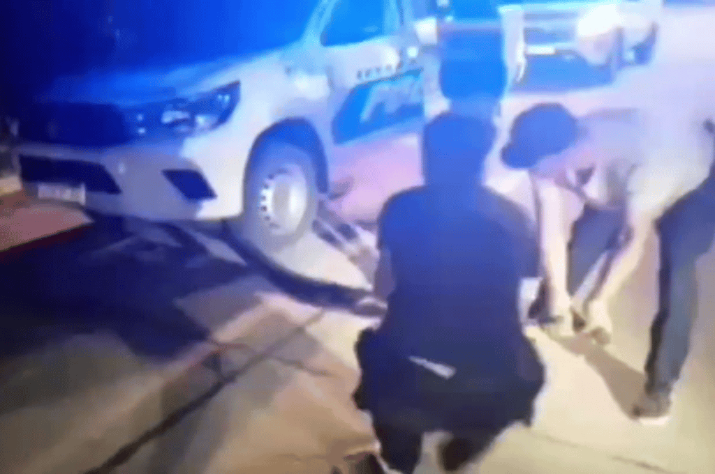 Video: policías iban a subir a un patrullero y fueron sorprendidos por una enorme serpiente en la rueda