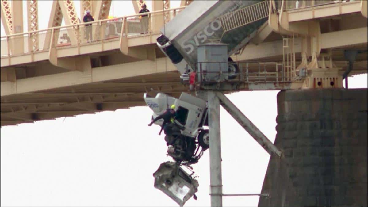Video: así fue el increíble rescate para salvar al conductor de un camión que quedó colgando de un puente