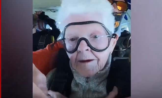 Valentía extrema: una abuela de 94 años desafió la gravedad lanzándose en paracaídas