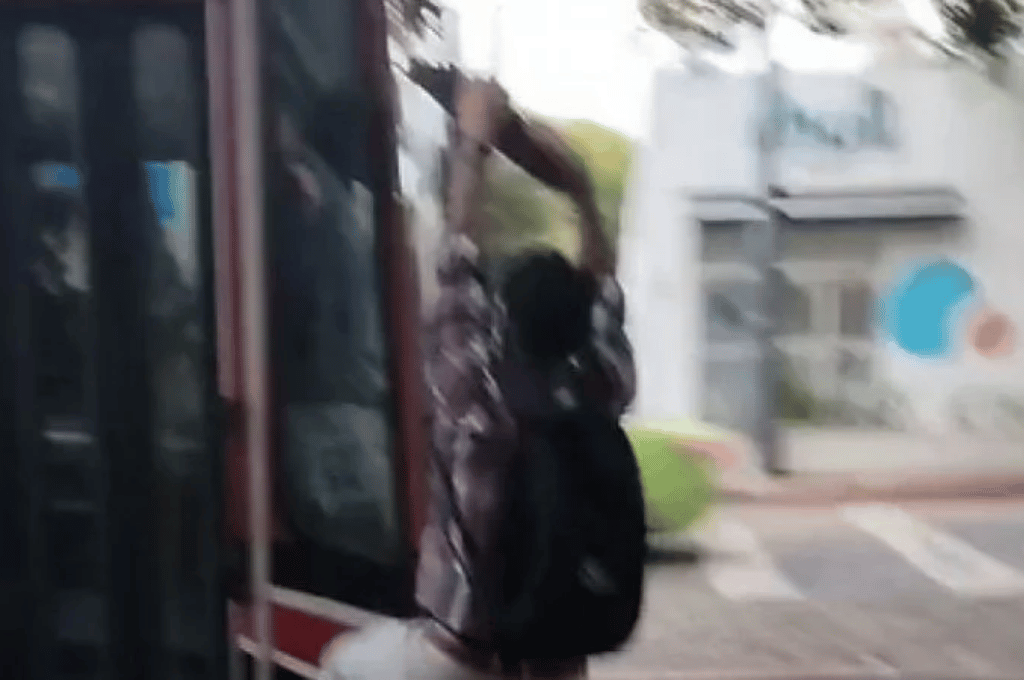 Impactante video: hombre se colgó del colectivo porque el chofer no frenaba