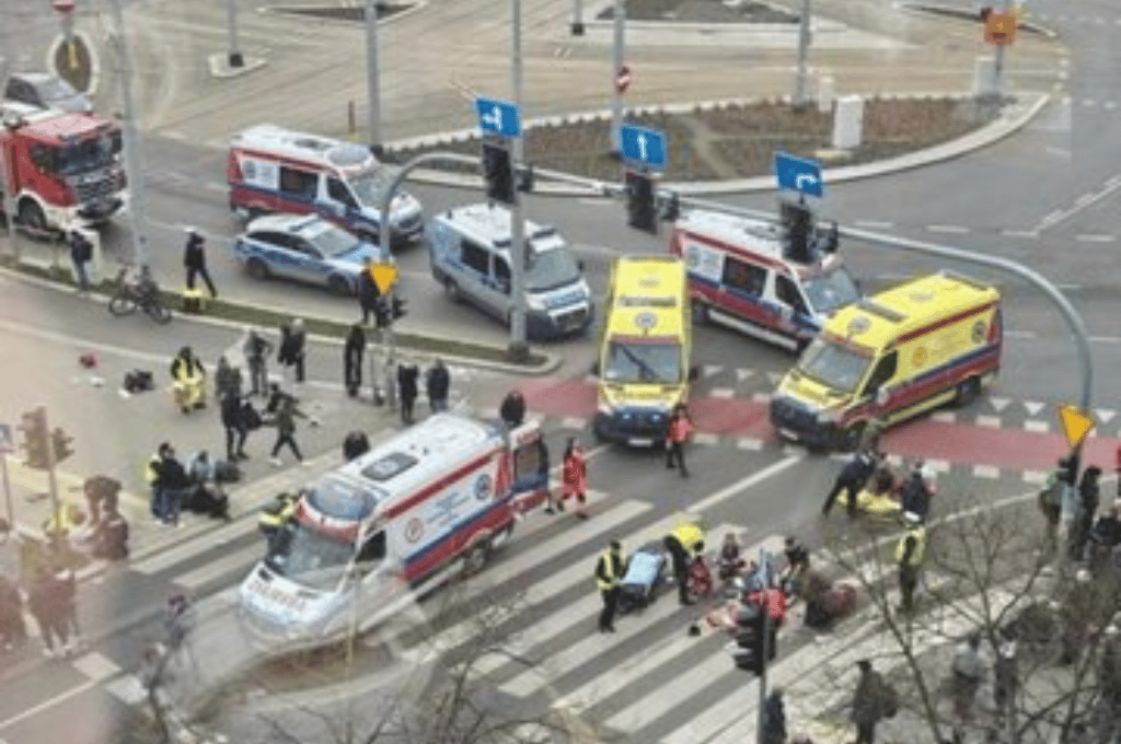 Un auto atropelló a decenas de personas en Polonia: hay al menos 17 heridos, entre ellos tres niños