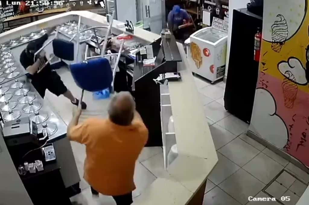 Palermo: violenta pelea con palos y sillas entre los empleados de una heladería y dos clientes