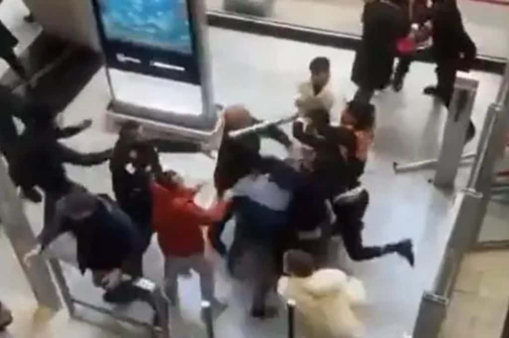 Francia: violento enfrentamiento de migrantes en el principal aeropuerto de París