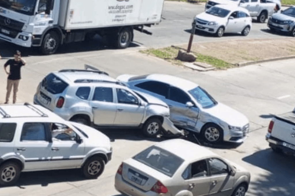 Dos autos chocaron en avenida Alem y Tucumán