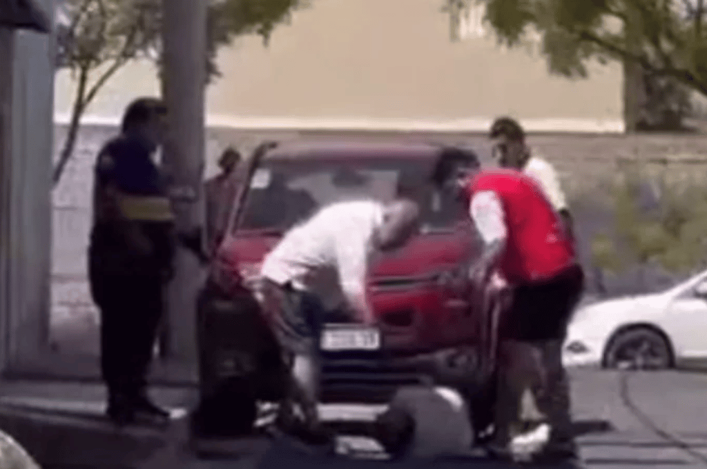 Brutal video: taxistas le dan una golpiza a conductor de Uber