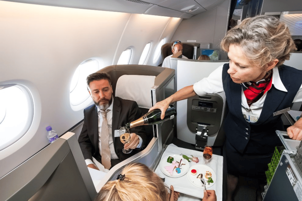 En menos de media hora: pasajeros británicos se tomaron todo el alcohol de un avión