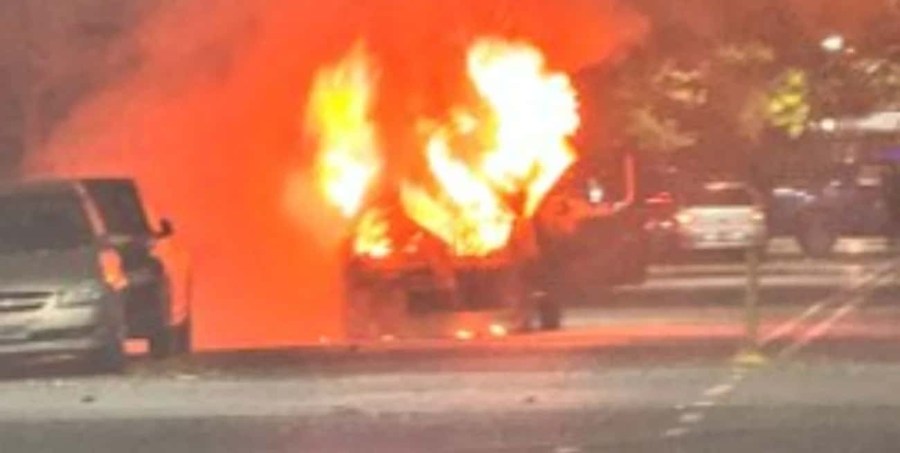 Unos 13 autos fueron incendiados en Rosario y se hallaron mensajes amenazantes contra Pullaro y Bullrich